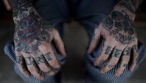 Све о мушким тетоважама на зглобовима