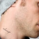 Преглед мушке тетоваже на врату у облику натписа