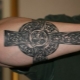 Мушка тетоважа у облику крста на руци